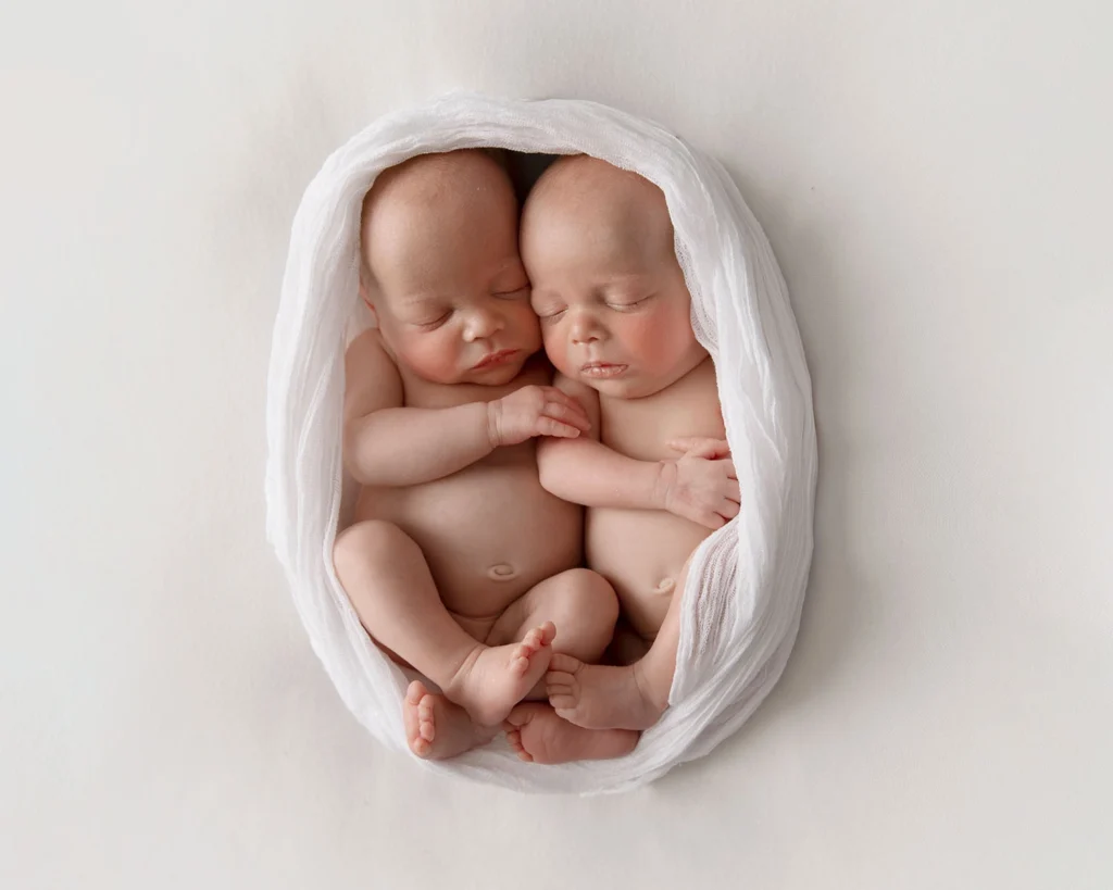 Twin newborn photography. white backdrop. baby photographer.